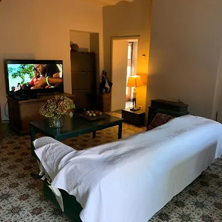 Au Chez Cecile Bed & Breakfast *